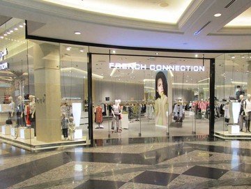 <p>Der Store des britschen Modelabels French Connection in der Mall of the Emirates in Dubai. Das Lichtdesigner-Team verwendet unsere Leuchtenfamilie tantulus wegen der Qualität des Lichts, die vielfältigen Möglichkeiten der Lichtverteilung und der Einfachheit der Installation.</p>