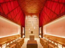 <p>Die Symbiose der Grundmaterialien Glas, Holz und Stein macht die neue Seminarkirche des Erzbischöflichen Priesterseminars zu Paderborn zu einem einzigartigen Gebetserlebnis.</p>

<p> </p>

<p><strong>Gewinner des Deutschen Lichtdesign-Preis 2019!</strong><br />
 </p>

<p>Wir gratulieren herzlich dem Büro <br />
<strong>arens faulhaber lichtplaner</strong></p>

